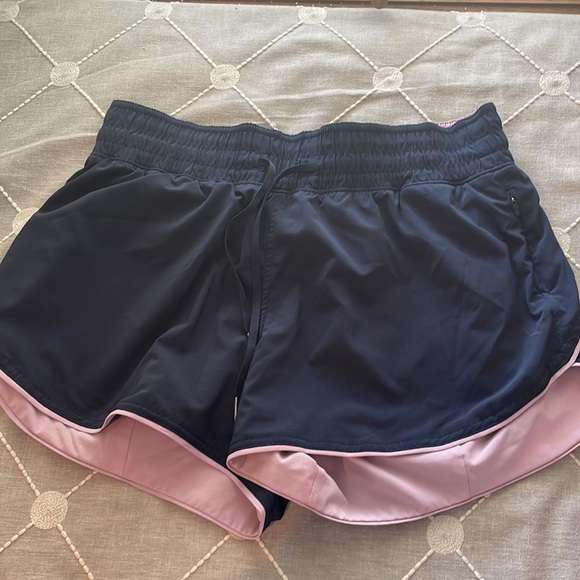 Lululemon size 8 reversible shorts blue/pink - Picture 5 of 6